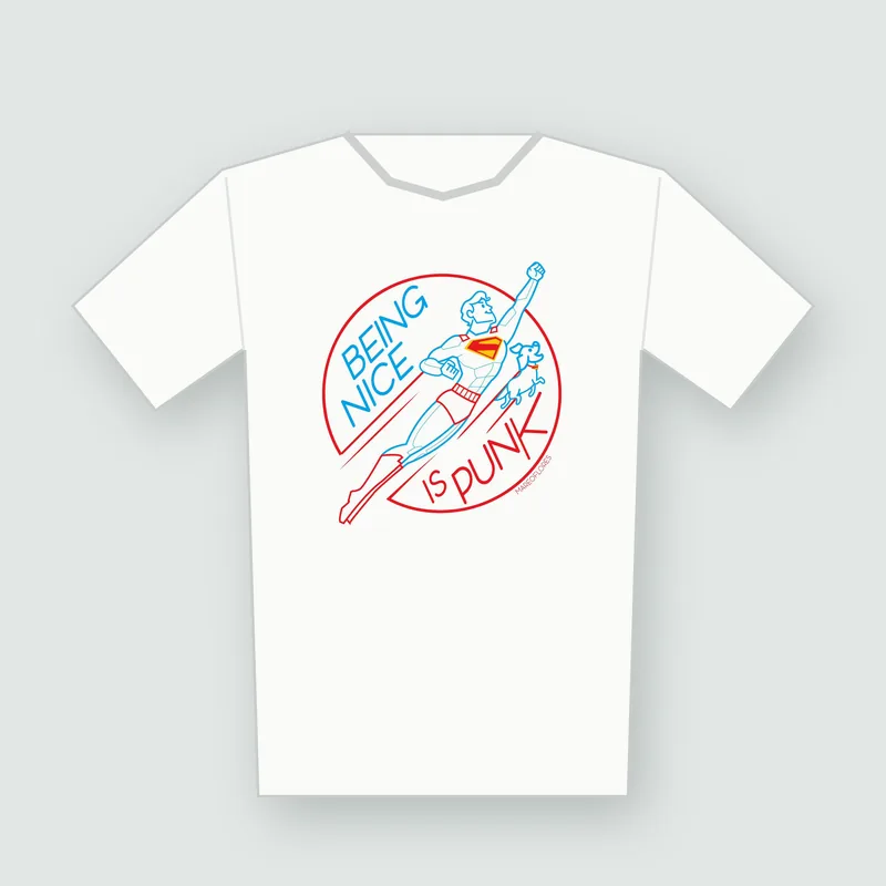 Playera blanca con el diseño «Being Nice is Punk»: un superhéroe en vuelo con su perro, en trazo rojo y azul.