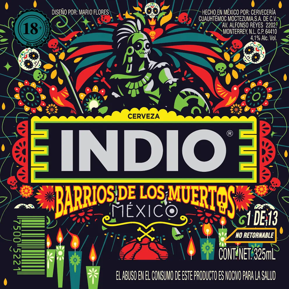Etiqueta Indio Barrios de los Muertos 1 de 13: un guerrero con penacho entre calaveras, velas y flores sobre fondo negro.