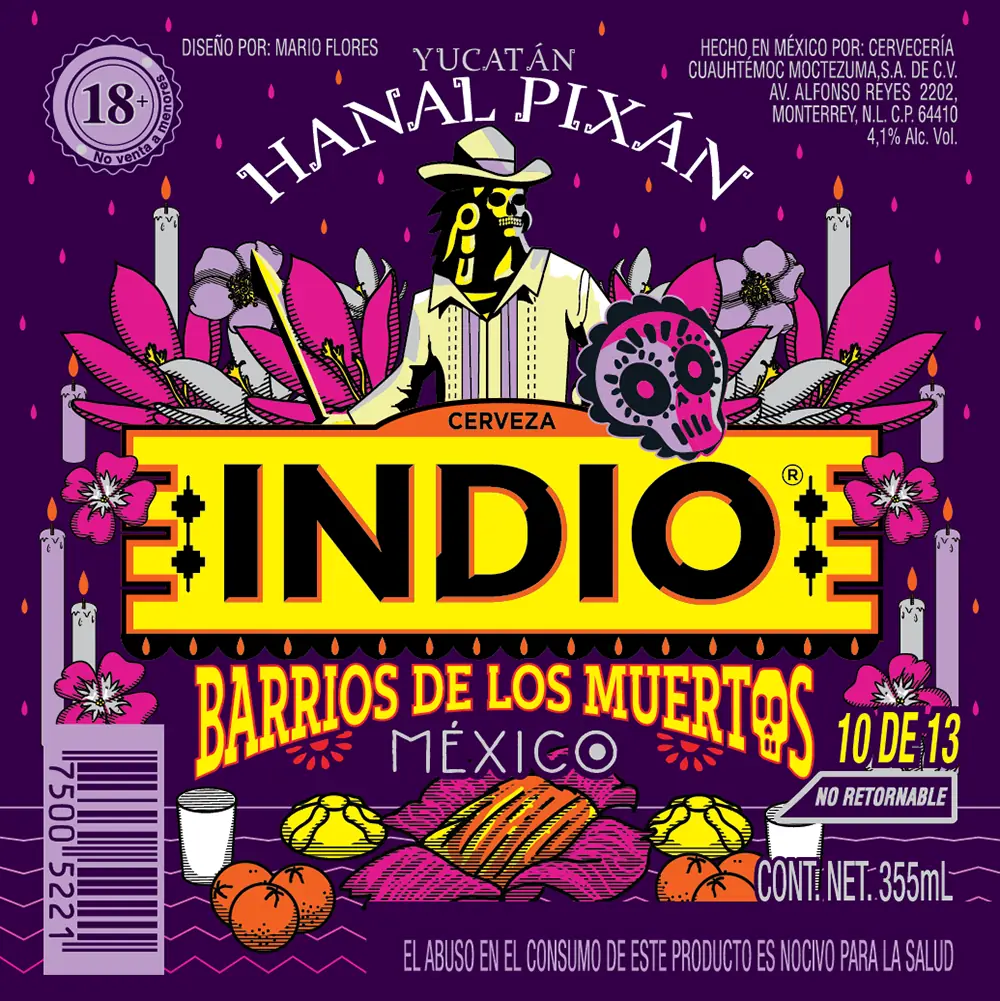 Etiqueta Indio Barrios de los Muertos de Hanal Pixán, Yucatán: un catrín con sombrero ante un altar con velas y pan de muerto.