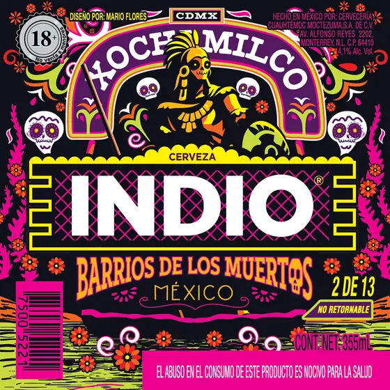 Etiqueta Indio Barrios de los Muertos de Xochimilco: un guerrero bajo un arco con el nombre del barrio, entre calaveras y flores.