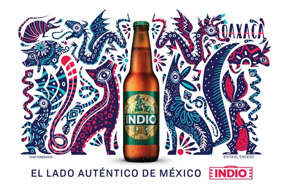 Cartelera de Cerveza Indio para Oaxaca: una botella al centro entre alebrijes azules y rosas, con el lema «El lado auténtico de México».