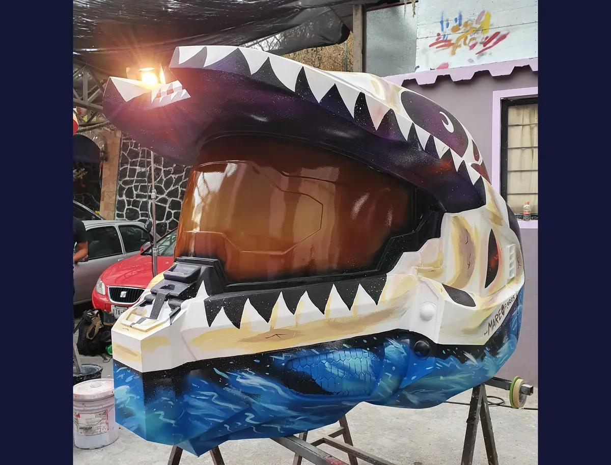 El casco terminado en el patio del taller, antes de la exhibición.